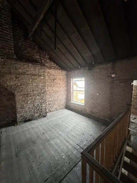 Upper floor and window wall
